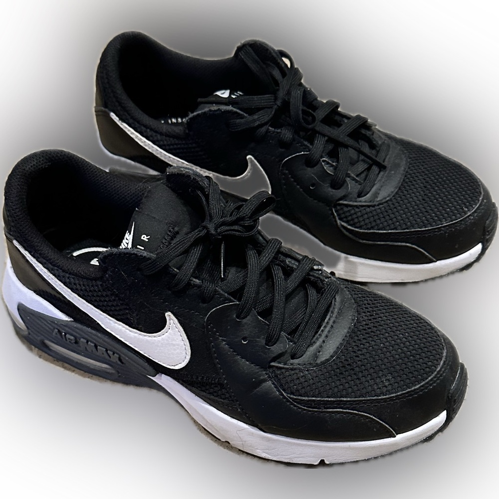 Nike Woman’s AirMax Black and White Athletic Shoes Size 8